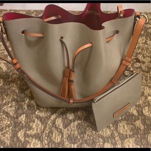 Beautiful EUC Dooney&Bourke bucket tote!